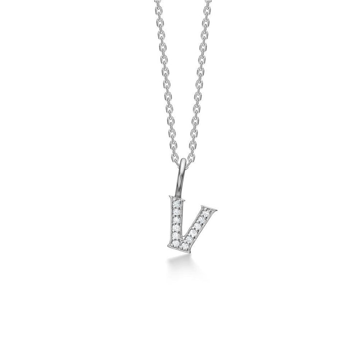 Mads Z Tender Love halskæde med V-bogstavsvedhæng i sølv med små sten, enkel og elegant. Model 2126100-021-21