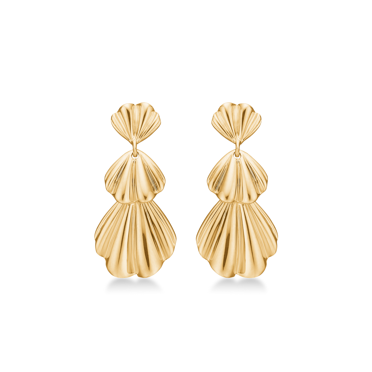 Mads Z Sammetsörhänge i 14 karat guld, elegant skalform med blank finish. Modell 1510189-1