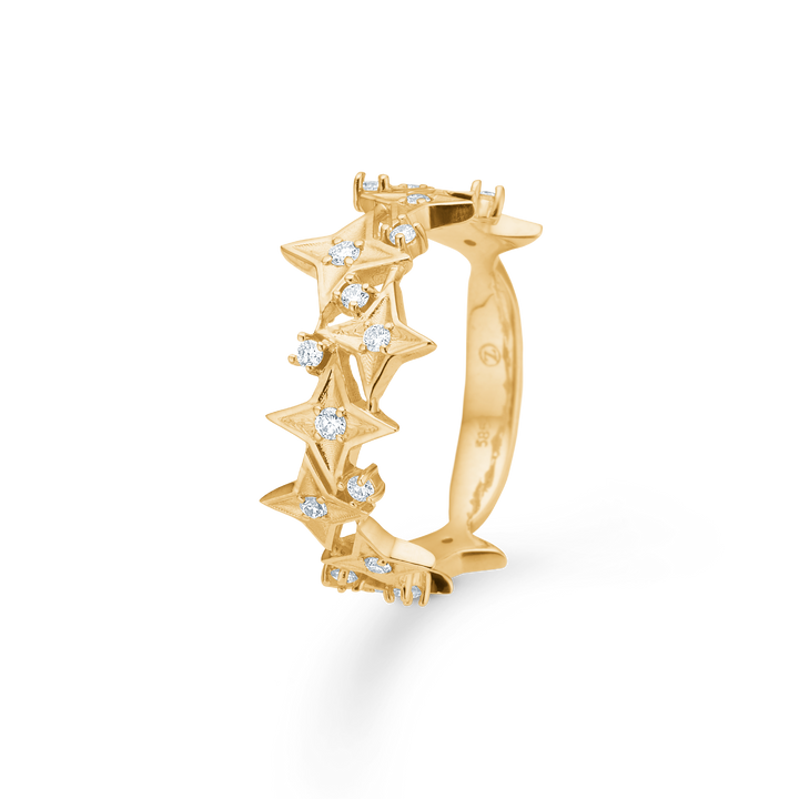 Mads Z Vesper 14kt Star Ring 0.20ct W SI visar guldring med gnistrande stjärnor och diamanter. Modell 1541197-001.