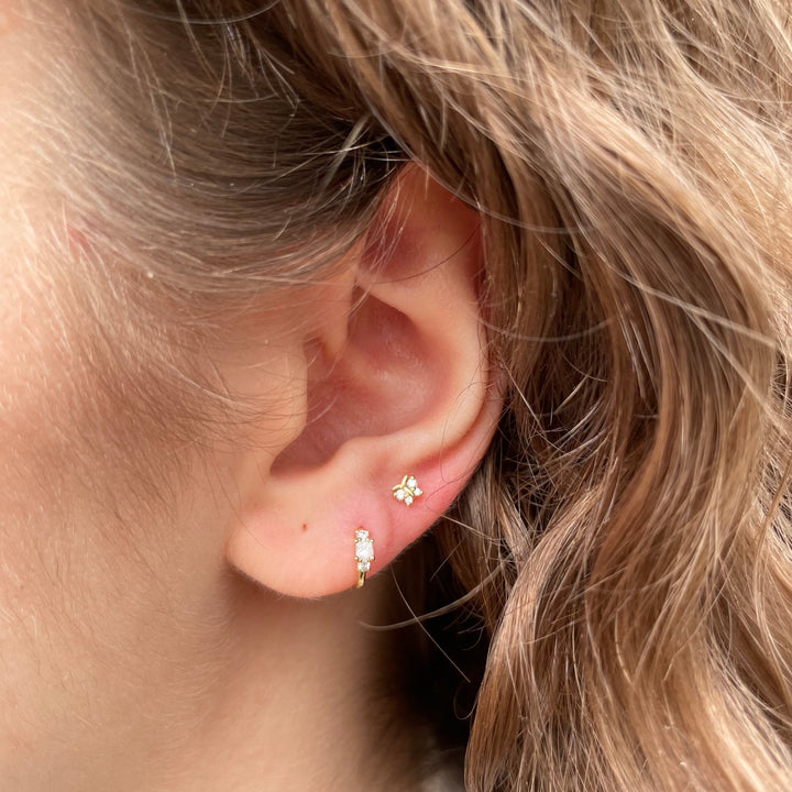 Maria Tash Diamond Butterfly XBYD YG visas i örat, guld och diamantdetalj, modell xbyd-yg-w4-001-2