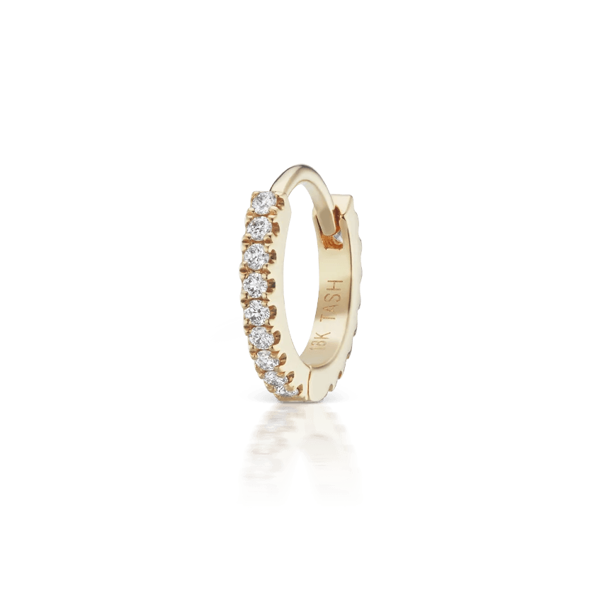 Maria Tash Diamond Eternity Hoop 8mm 18kt presenterad som ett enda gyllene örhänge med klara diamanter. Modell xetd-yg-d8-1.