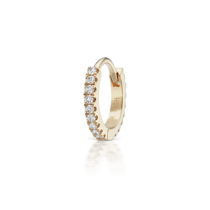 Maria Tash Diamond Eternity Hoop 8mm 18kt presenterad som ett enda gyllene örhänge med klara diamanter. Modell xetd-yg-d8-1.