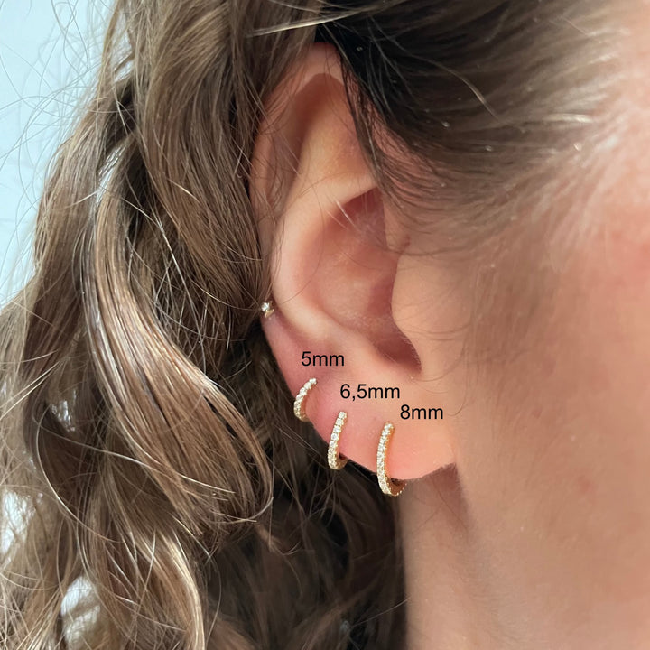 Maria Tash Diamond Eternity Hoop 8mm 18kt visas på örat, elegant guldfärg med diamanter. Modell xetd-yg-d8-2