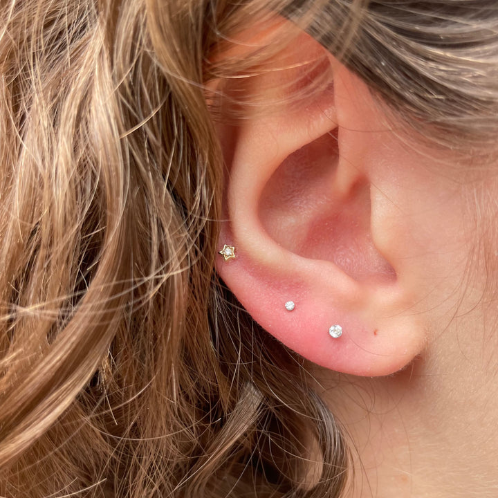 Maria Tash Diamond Solitaire Star XSSARD YG örhänge i guld med stjärndesign sett i örat. Modell W3-001-2.