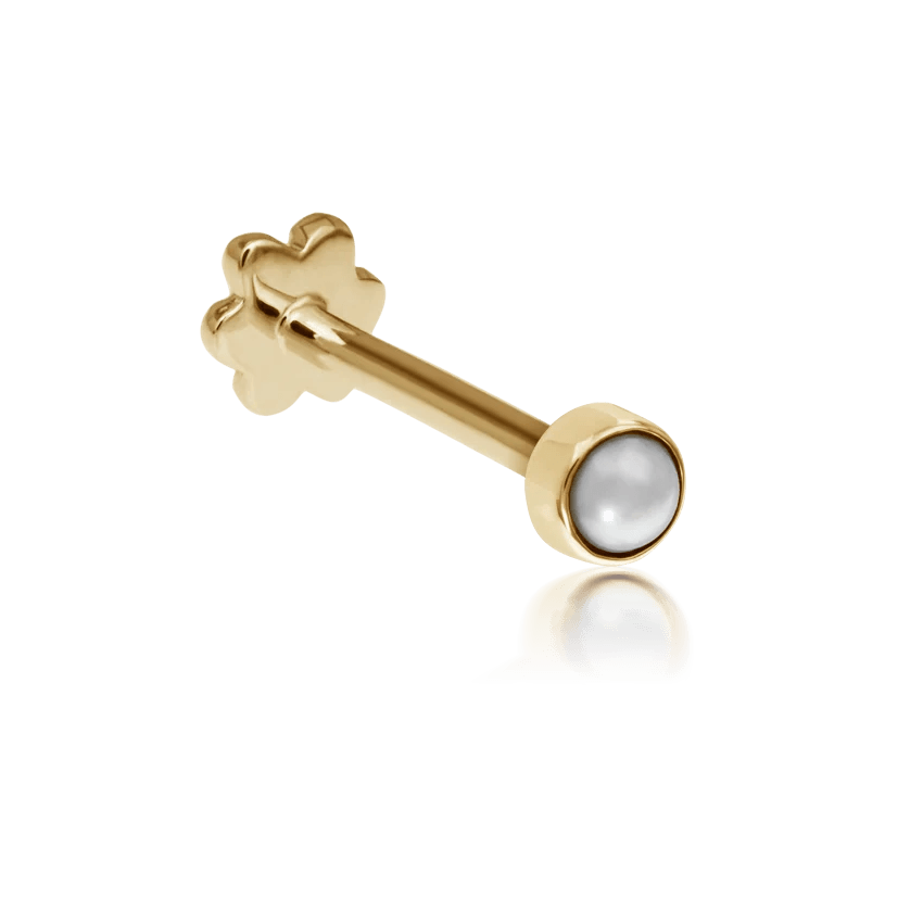 Maria Tash Natural Pearl Threaded Stud Örhänge 14kt visat i ljust guld med rund vit pärla. Modell xpe-yg-w2-001-1