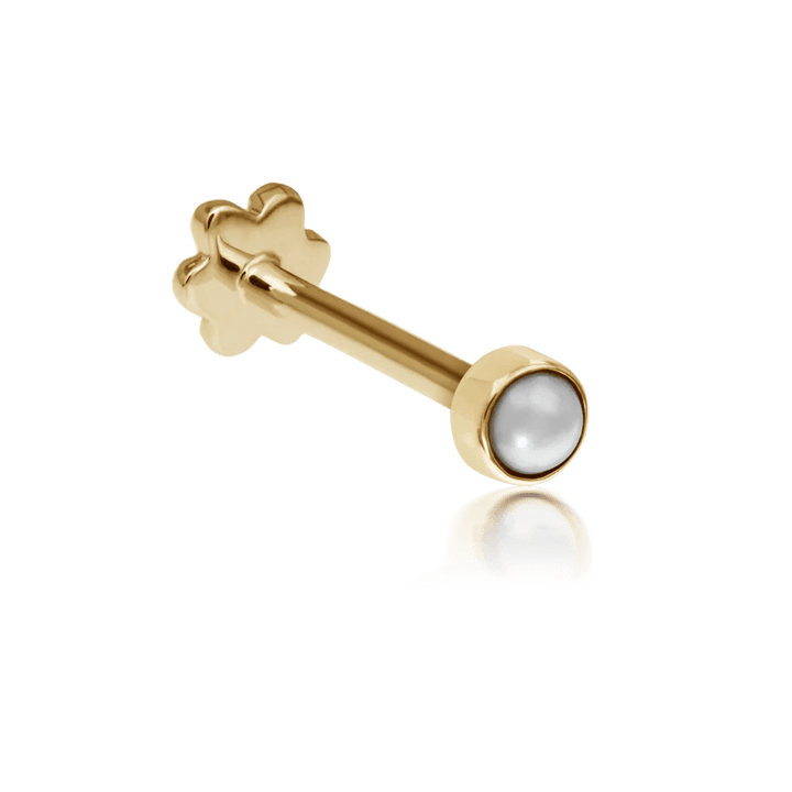 Maria Tash Natural Pearl Threaded Stud Örhänge 14kt visat i ljust guld med rund vit pärla. Modell xpe-yg-w2-001-1