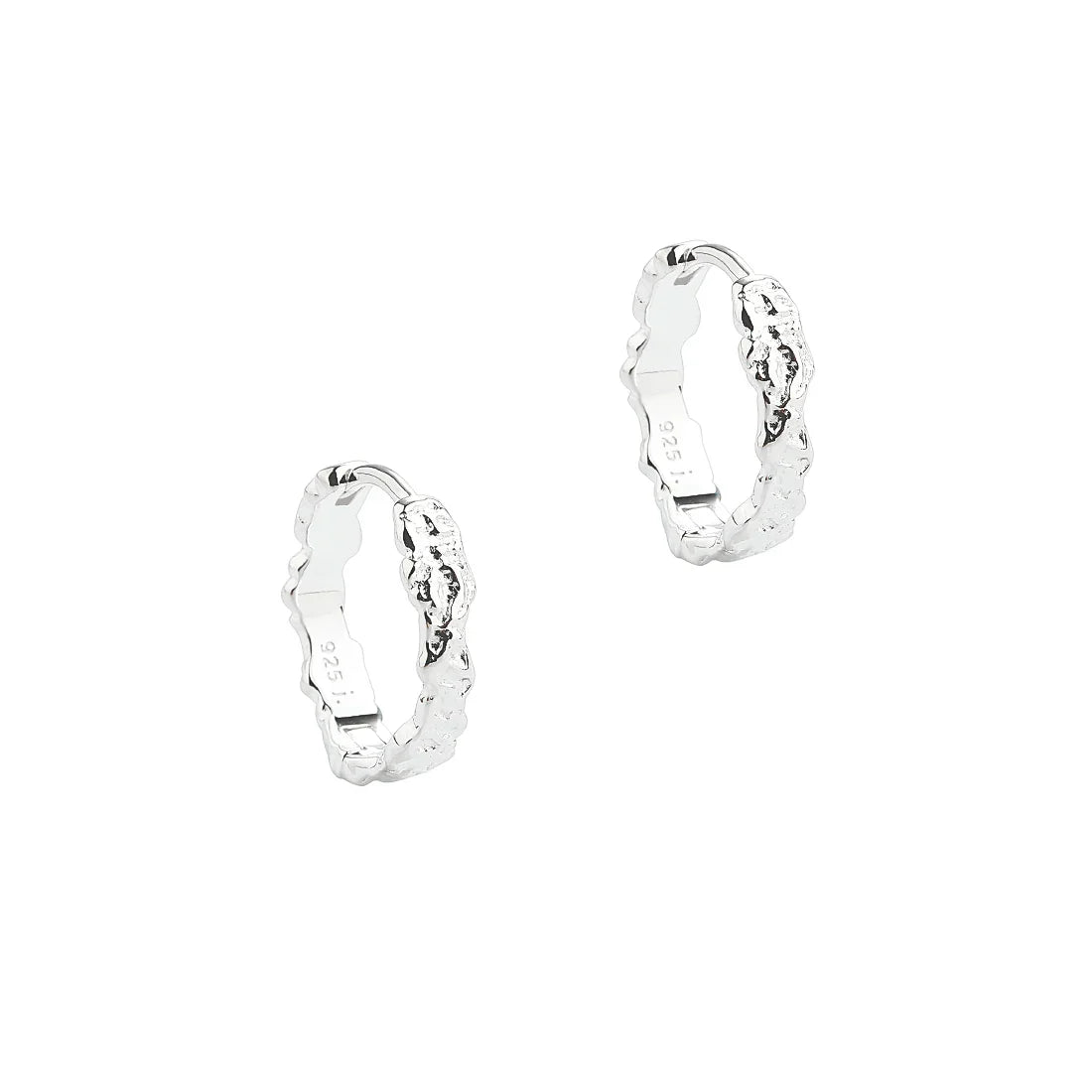 Silverarmbandsörhängen i texturerad design, framifrån, rustik silverlook, 925 stämpel synlig