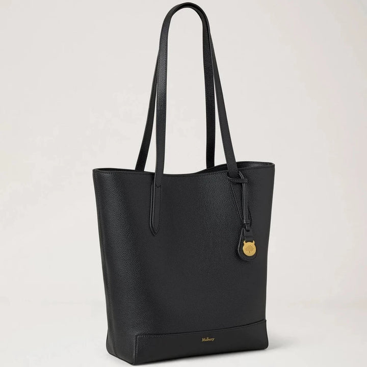 Mulberry A4 North South Shopper Small Classic Grain Black visar en elegant väska i svart präglat läder med långa handtag. Modell HH9846205A100