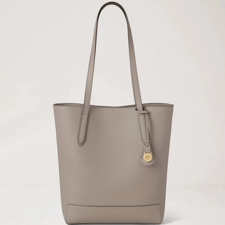 Mulberry A4 North South Shopper Small Classic Grain Cashmere Taupe i gråbeige läder med långt handtag och diskret gyllene emblem. Modell hh9846205f924