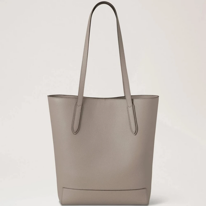 Mulberry A4 North South Shopper Small Classic Grain Cashmere Taupe visar en elegant shopper i taupefärgat läder. Modell HH9846205F924