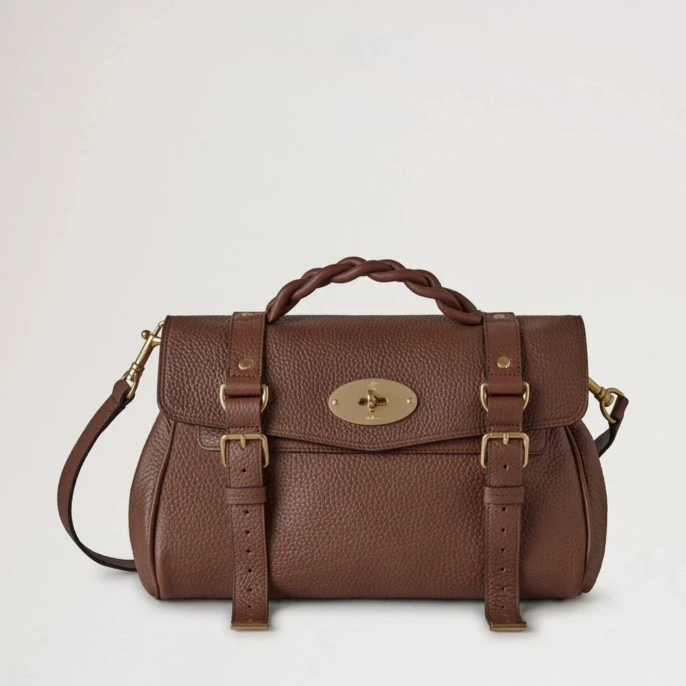 Mulberry Alexa Heavy Grain Bright Oak visar en brun läderväska med flätat handtag och gyllene detaljer. Modell HH6746/736G222.