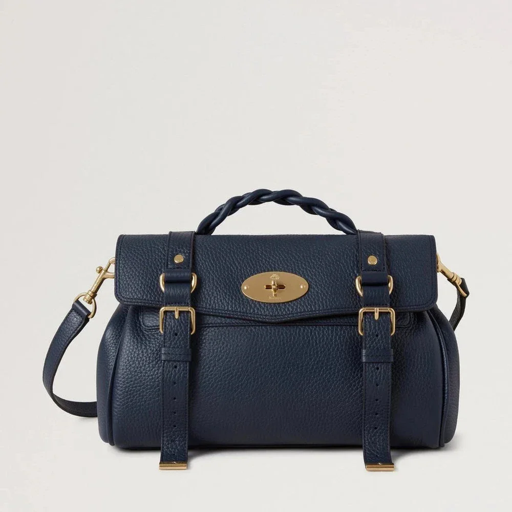 Mulberry Alexa Heavy Grain Night Sky visar upp en marinblå läderväska med gulddetaljer, modell HH6746/736U888