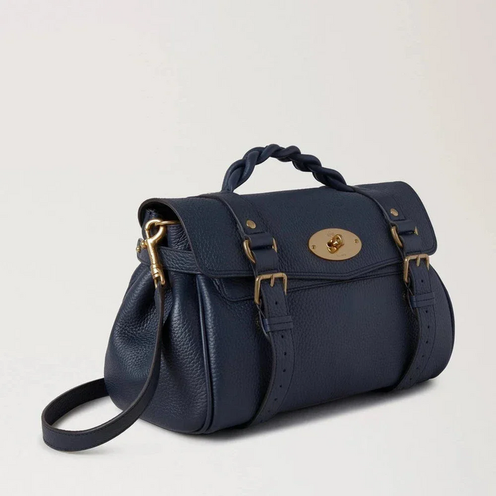 Mulberry Alexa Heavy Grain Night Sky visar väska i mörkblått läder med flätat handtag och guldspännen. Modell HH6746/736U888