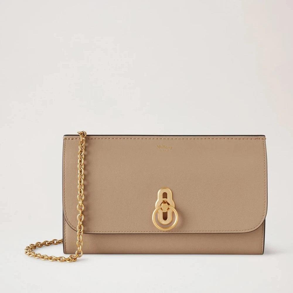Mulberry Amberley Clutch Micro Classic Grain Maple, beige clutch i slätt läder med guldkedja och spänne, modell RL7867587E631.
