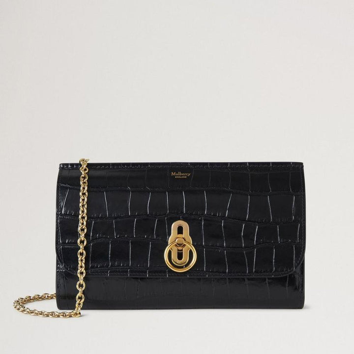 Mulberry Amberley Clutch Black Shiny Small Croc, elegant svart clutch i glänsande krokodilpräglat läder med guldkedja och vridlås. Modell RL8191641A100.