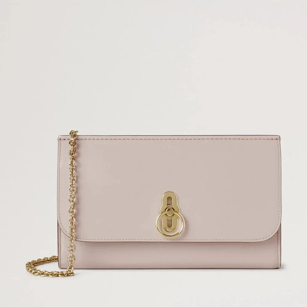 Mulberry Amberley Clutch Blossom Pink Soft Patent ger en elegant look med glänsande rosa läder och gyllene kedja. Modell RL8800710J002