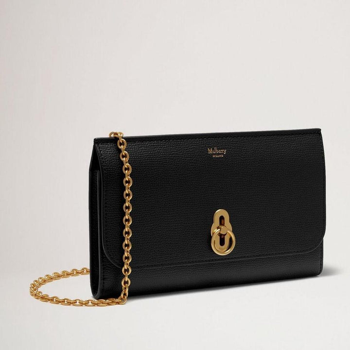 Mulberry Amberley Clutch Small Classic Grain Black visar en elegant svart clutch i präglat läder med guldkedja och spänne, modell rl6090205a100.