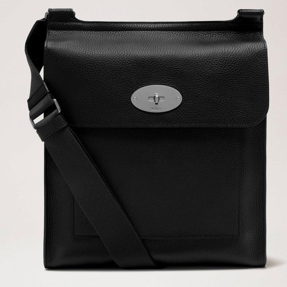 Mulberry Antony Messenger N Small Classic Grain i svart läder, framifrån med justerbar rem. Modell HH8606205A100