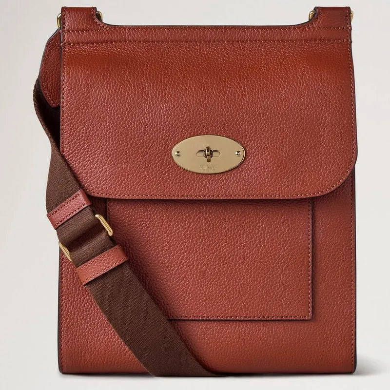 Mulberry Antony Rust Small Classic Grain crossbody-väska i rostfärgat läder med guldspänne. Modell HH4645205L190.