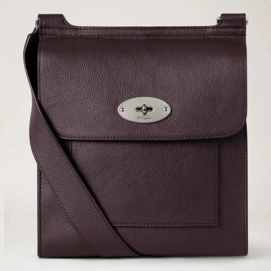 Mulberry Antony Liten Classic Grain Ebony axelväska i mörkbrunt läder, framifrån. Modell HH9364/205A110
