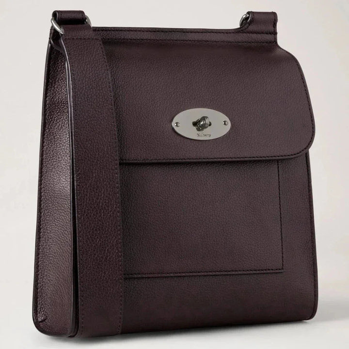 Mulberry Antony Liten Classic Grain Ebony, axelväska i mörkbrunt läder med silverspänne. Modell hh9364205a110.