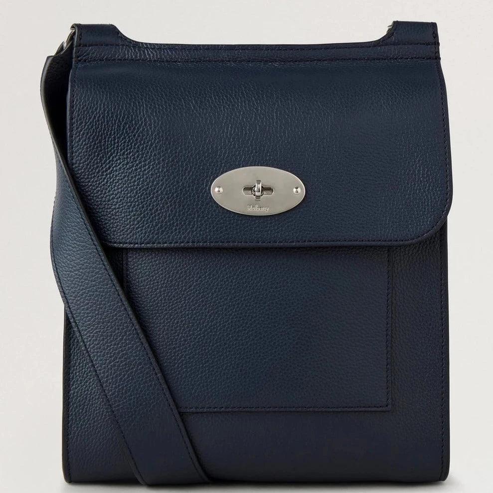 Mulberry Antony Small Classic Grain Night Sky visar mörkblå läderväska med flik och silverspänne. Modell HH9364205U888