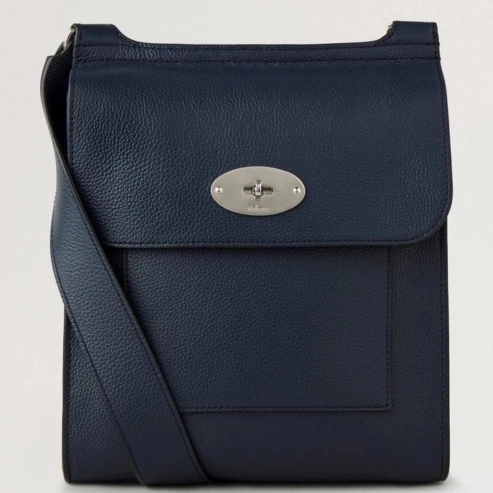 Mulberry Antony Small Classic Grain Night Sky visar mörkblå läderväska med flik och silverspänne. Modell HH9364205U888