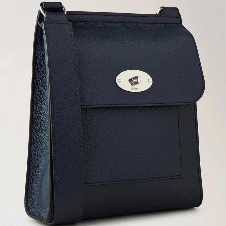 Mulberry Antony Liten Classic Grain Night Sky axelväska i mörkblått läder med silverspänne, modell HH9364205U888