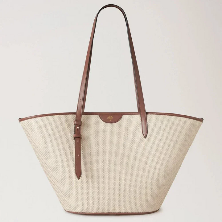 Mulberry Basket Tote Palma Leaf Oak visar stor flätad väska med brunt läderhandtag och krämkropp. Modell HH9796000G110.
