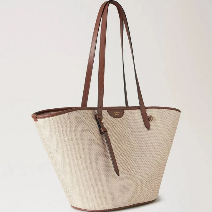 Mulberry Basket Tote Palma Leaf Oak visar en rymlig vävd väska i naturligt palmblad och brunt läder. Modell HH9796000G110.