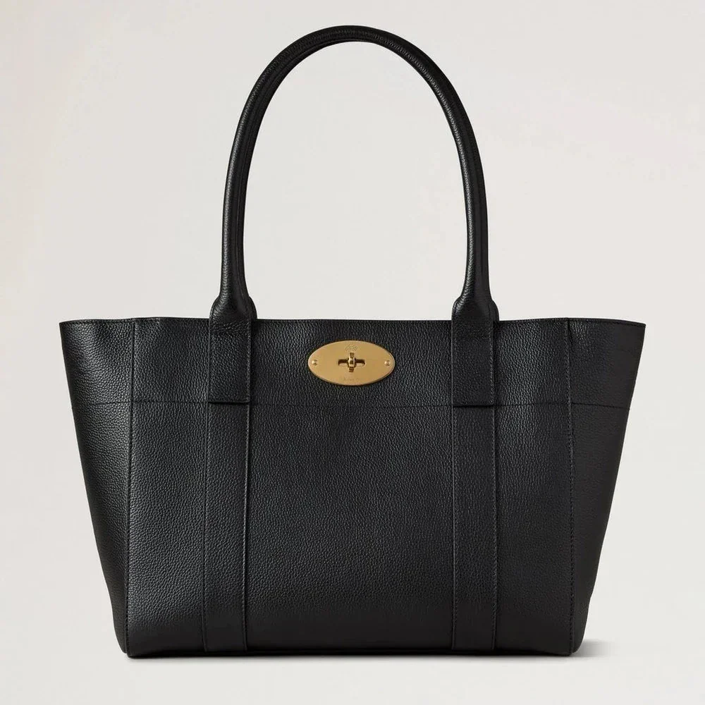 Mulberry Bayswater 9 till 5 Small Classic Grain Black visar upp en elegant svart läderväska med guldspänne. Modell hh9831205a100