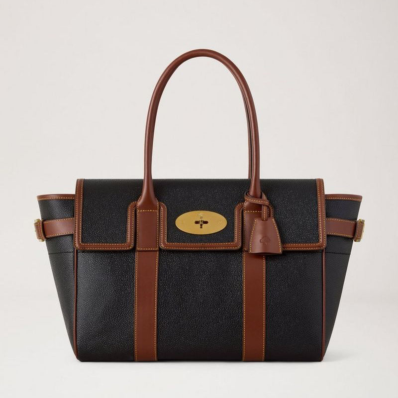 Mulberry Bayswater Black and Cognac Bio-based Scotchgrain visar en rymlig svart väska med bruna detaljer. Modell HH0014127A340