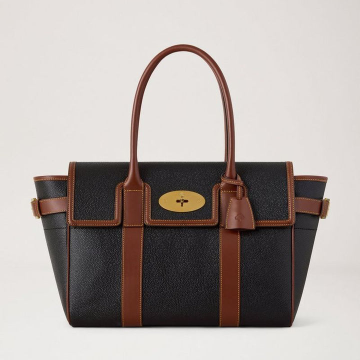Mulberry Bayswater Black and Cognac Bio-based Scotchgrain visar en rymlig svart väska med bruna detaljer. Modell HH0014127A340