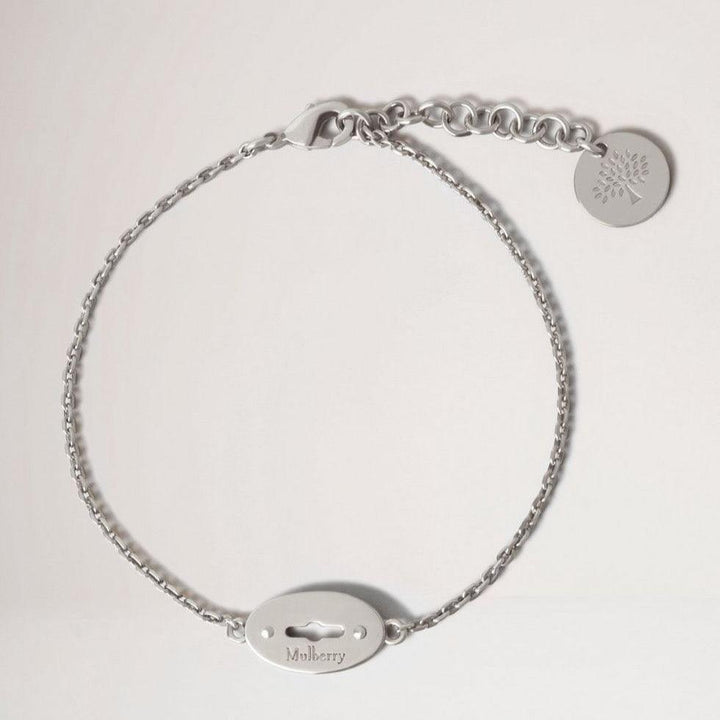 Mulberry Bayswater Armband Sterling Silver visar ett elegant, silverfärgat armband med logotyphänge. Modell qb2397000d130-001-1