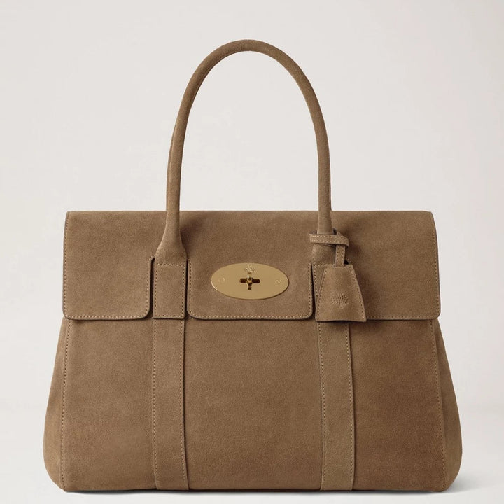 Mulberry Bayswater Salcombe Sand Suede visar en sandfärgad handväska i mocka med guldspänne. Modell HH9882047P705