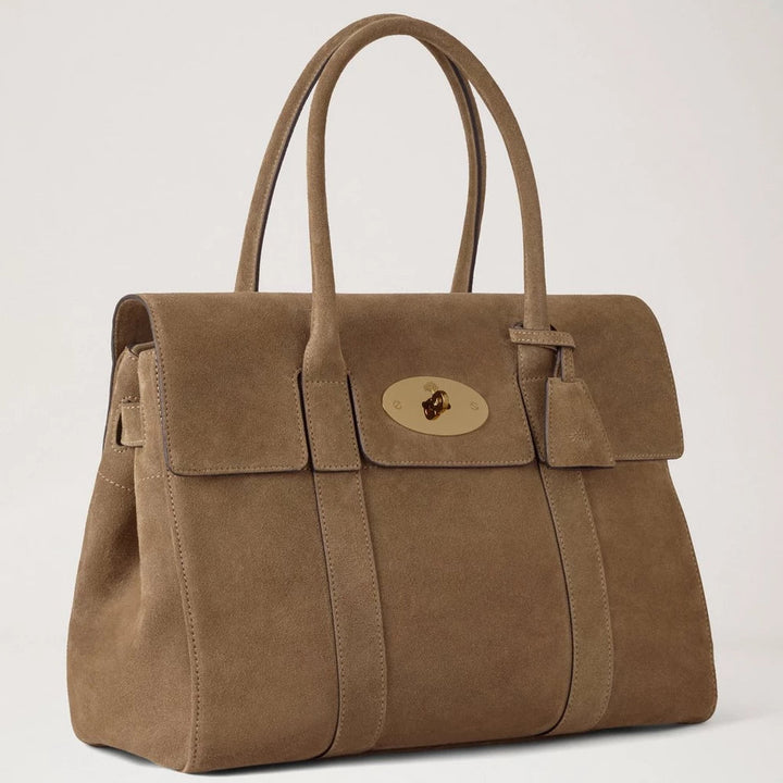 Mulberry Bayswater Salcombe Sand Suede visar upp en klassisk sandfärgad axelväska i mocka. Modell HH9882047P705