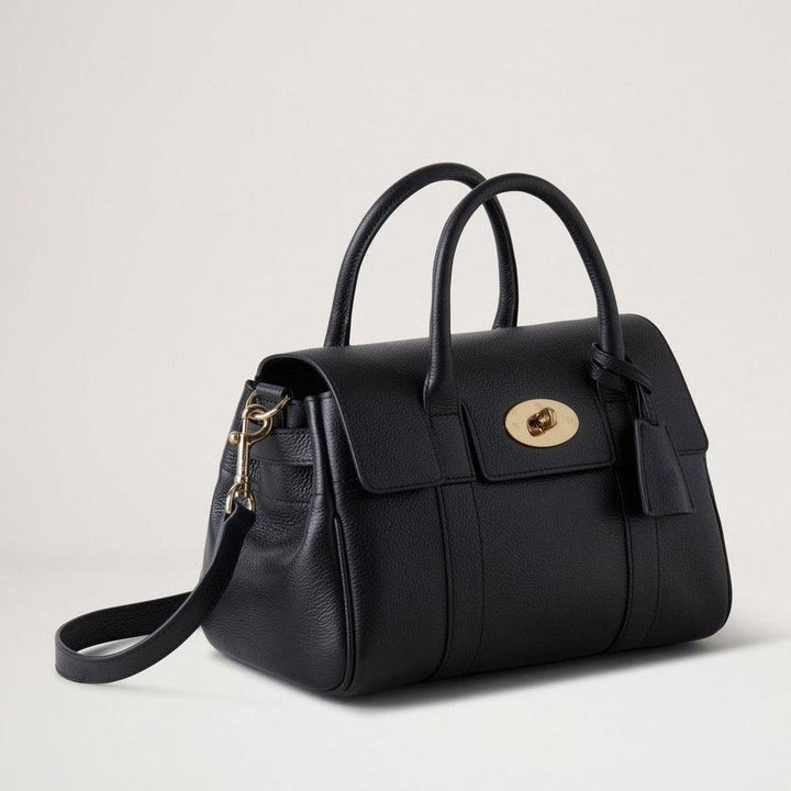 Mulberry Bayswater Satchel Black Small Classic Grain visar en svart läderväska med guldspänne och axelrem. Modell HH9216205A100