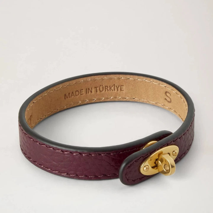 Mulberry Bayswater Tunt Armband Black Cherry i mörkrött läder med guldspänne, sett från sidan. Modell QB2390205K560