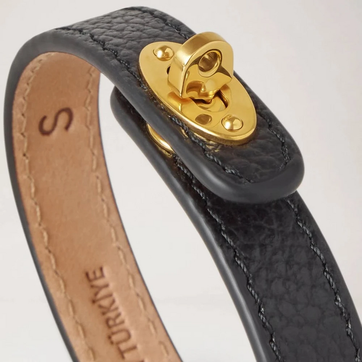 Mulberry Bayswater Tunt läderarmband, svart läderarmband med guldlås, detalj. Modell QB2390205A100-001