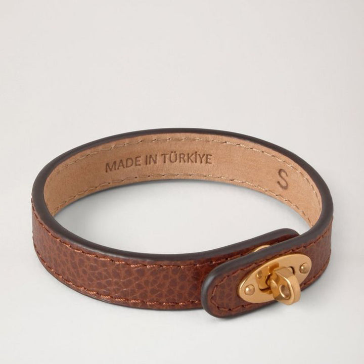 Mulberry Bayswater Tunt läderarmband Ek sett i närbild, läderarmband i brunt med guldspänne. Modell QB2390205G110