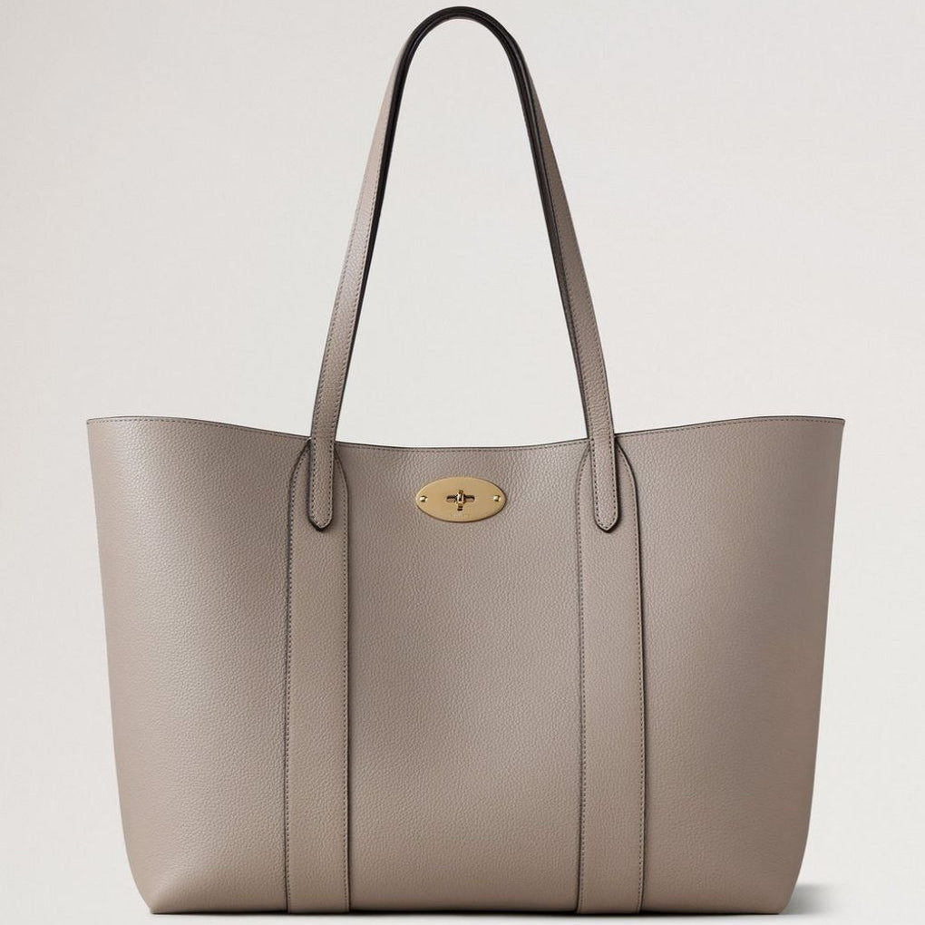Mulberry Bayswater Tote Cashmere Taupe Small Classic Grain visar en taupefärgad läderväska med gyllene spänne, modell hh5727205f924.