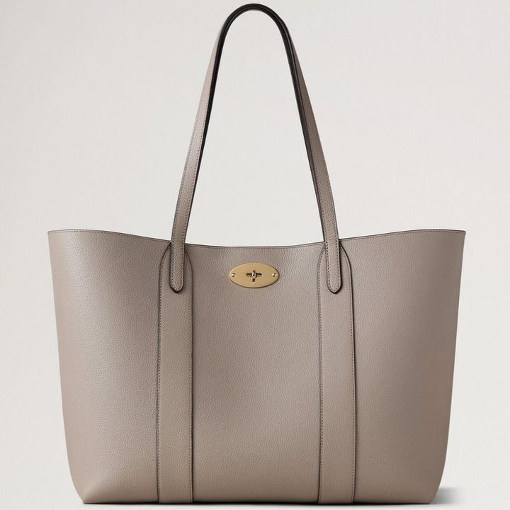 Mulberry Bayswater Tote Cashmere Taupe Small Classic Grain visar en taupefärgad läderväska med gyllene spänne, modell hh5727205f924.