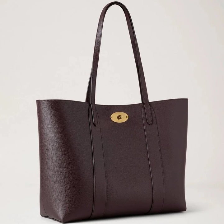 Mulberry Bayswater Tote Ebony Small Classic Grain har en mörkbrun läderväska med ett guldfärgat lås. Modell HH5727205A110