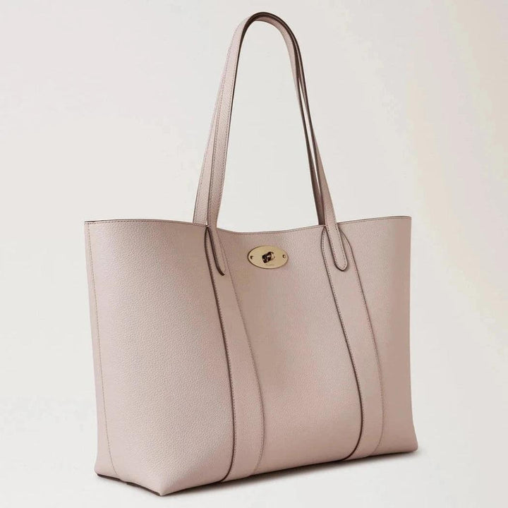 Mulberry Bayswater Tote Small Classic Grain Blossom Pink visar upp en snygg rosa läderväska med gulddetaljer. Modell HH5727205J002