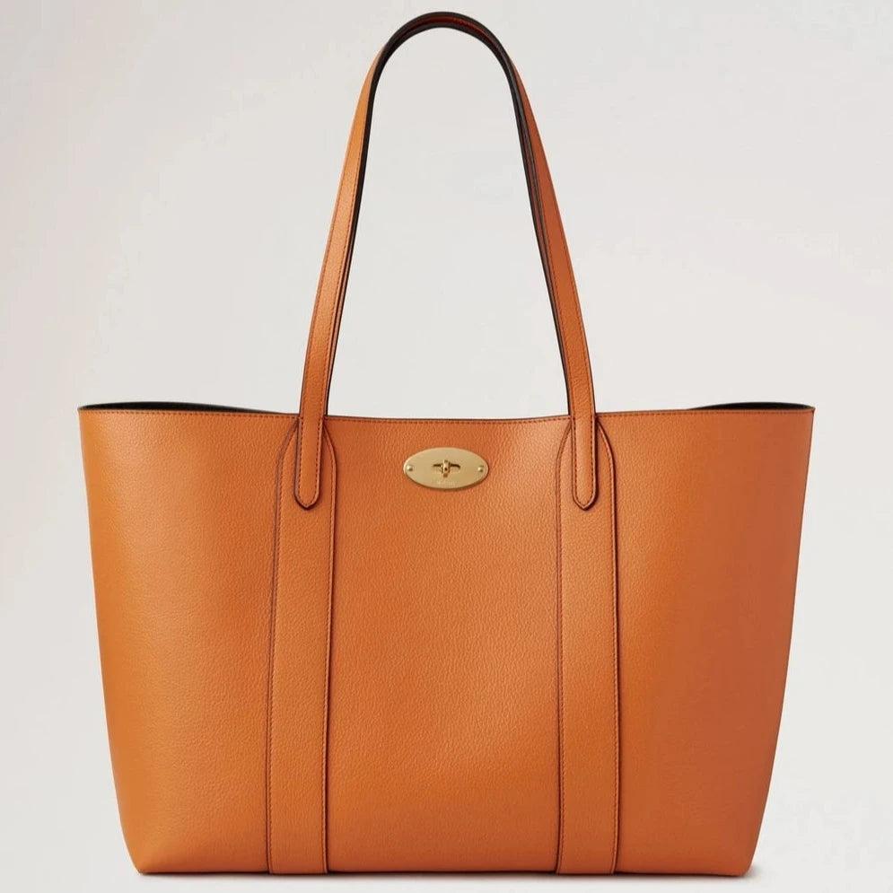 Mulberry Bayswater Tote Small Classic Grain Sunset visar upp en rymlig orange läderväska med gulddetaljer. Modell hh7436205n691