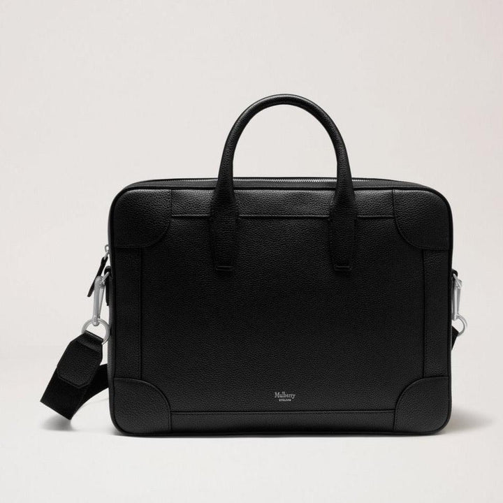 Mulberry Belgrave Single Document Holder Small Classic Grain Black visar upp en elegant dokumenthållare i svart texturerat läder med axelrem. Modell hh4356205a100