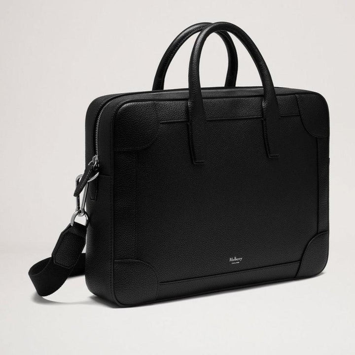 Mulberry Belgrave Single Document Holder Small Classic Grain Black visar en elegant svart dokumenthållare i läder med axelrem. Modell hh4356205a100