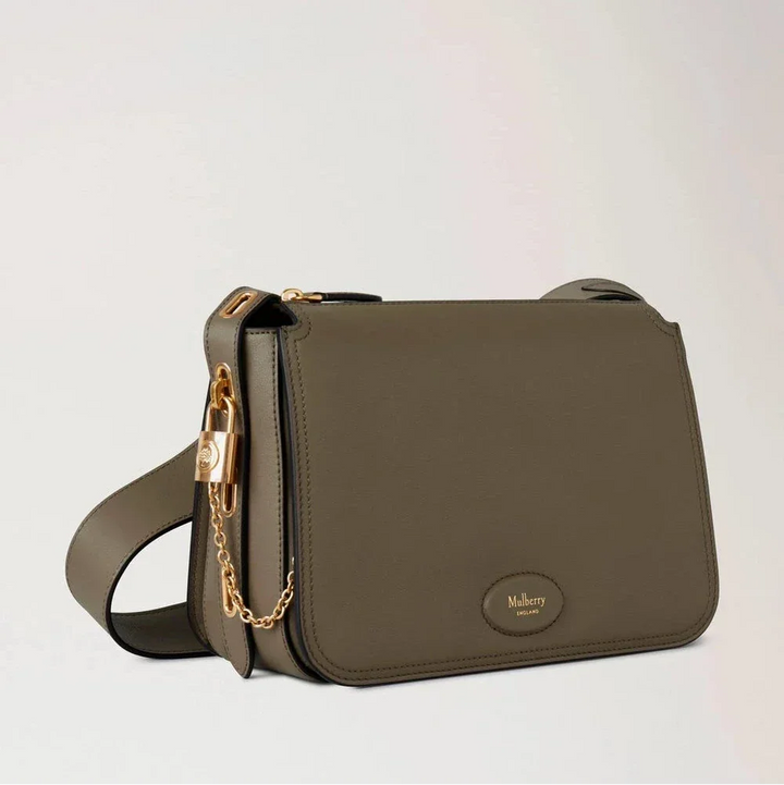 Mulberry Billie Linen Green Micro Classic Grain axelväska i grönt läder med gulddetaljer. Modell HH9260587R563