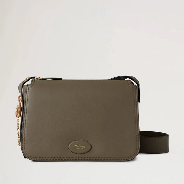 Mulberry Billie Linen Green Micro Classic Grain crossbody-väska i olivgrönt läder med gulddetaljer. Modell HH9260587R563