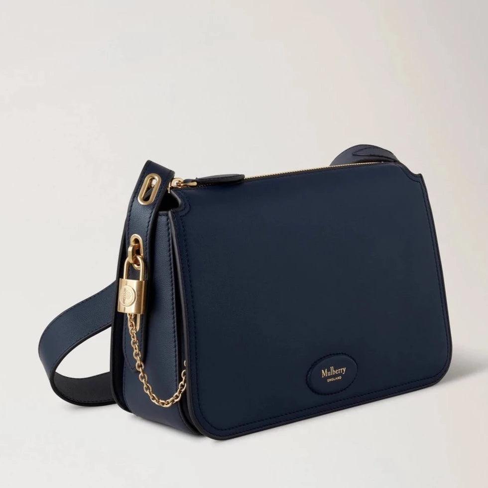 Mulberry Billie Night Sky Micro Classic Grain med gulddetaljer och dragkedja i mörkblått läder. Modell HH9260587U888